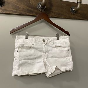American Eagle Women’s Shorts in white. Women’s size 8